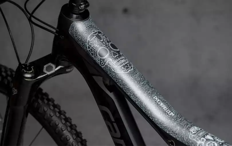 Dyedbro Kit Di Protezione Del Telaio - Día De Muertos - Bianco Opaco 4 Dyedbro Kit Di Protezione Del Telaio - Día De Muertos - Bianco Opaco - immagine 2