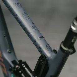 Dyedbro Kit Di Protezione Del Telaio - EWS Mountains - Nero Opaco -Vendite Bici da città elettriche B9C04CAC 7DB2 4A66 9F4C 085F9F0CCAD9 1024x1024 2x